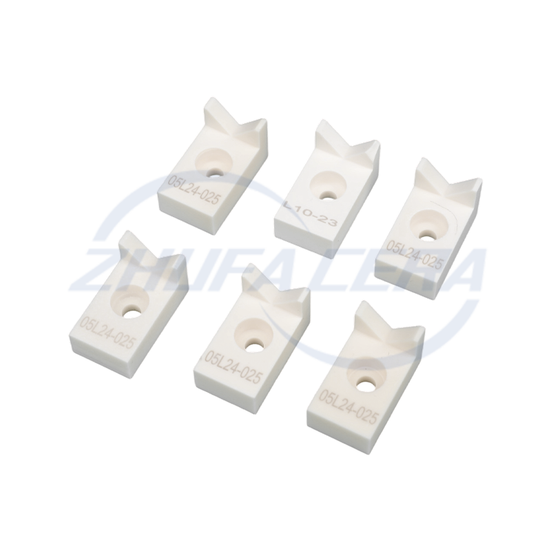 Alumina tellus v informibus scandalum